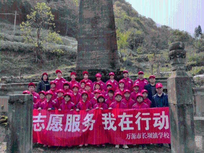 大爷骑三轮给婚车让行侧翻,婚车多人立即下车搀扶